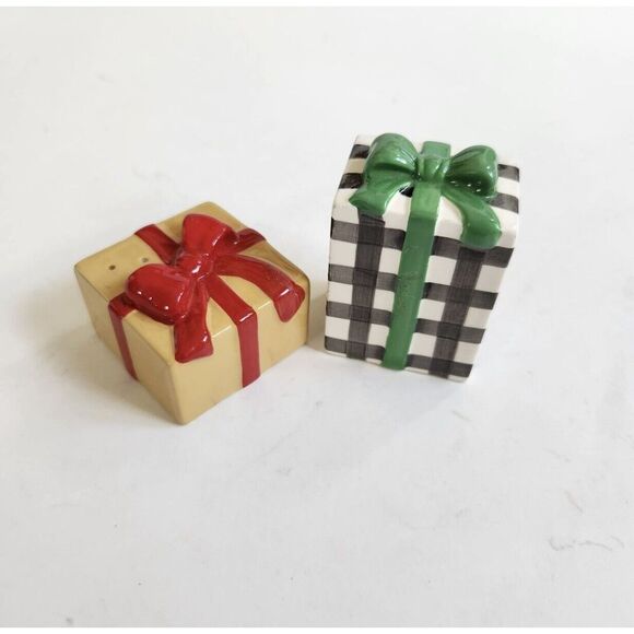 Hallmark CHRISTMAS PRESENTS SALT & PEPPER SHAKERS No Box No Flaws Never Used - Picture 1 of 1